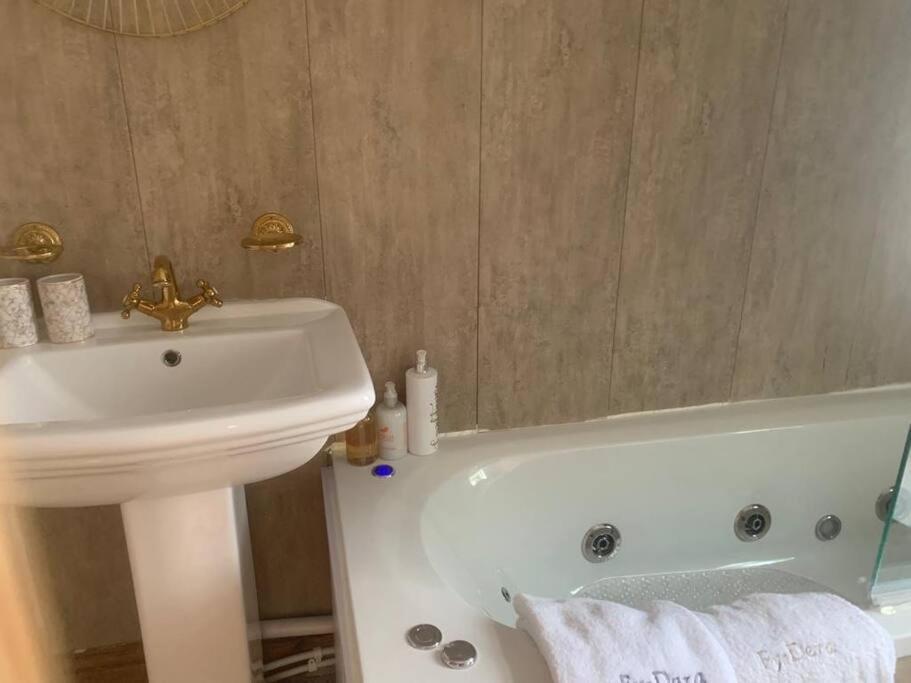Escape , 10 Mins Walk To The Centre And Principality Stadium Sleeps 5 Cardiff