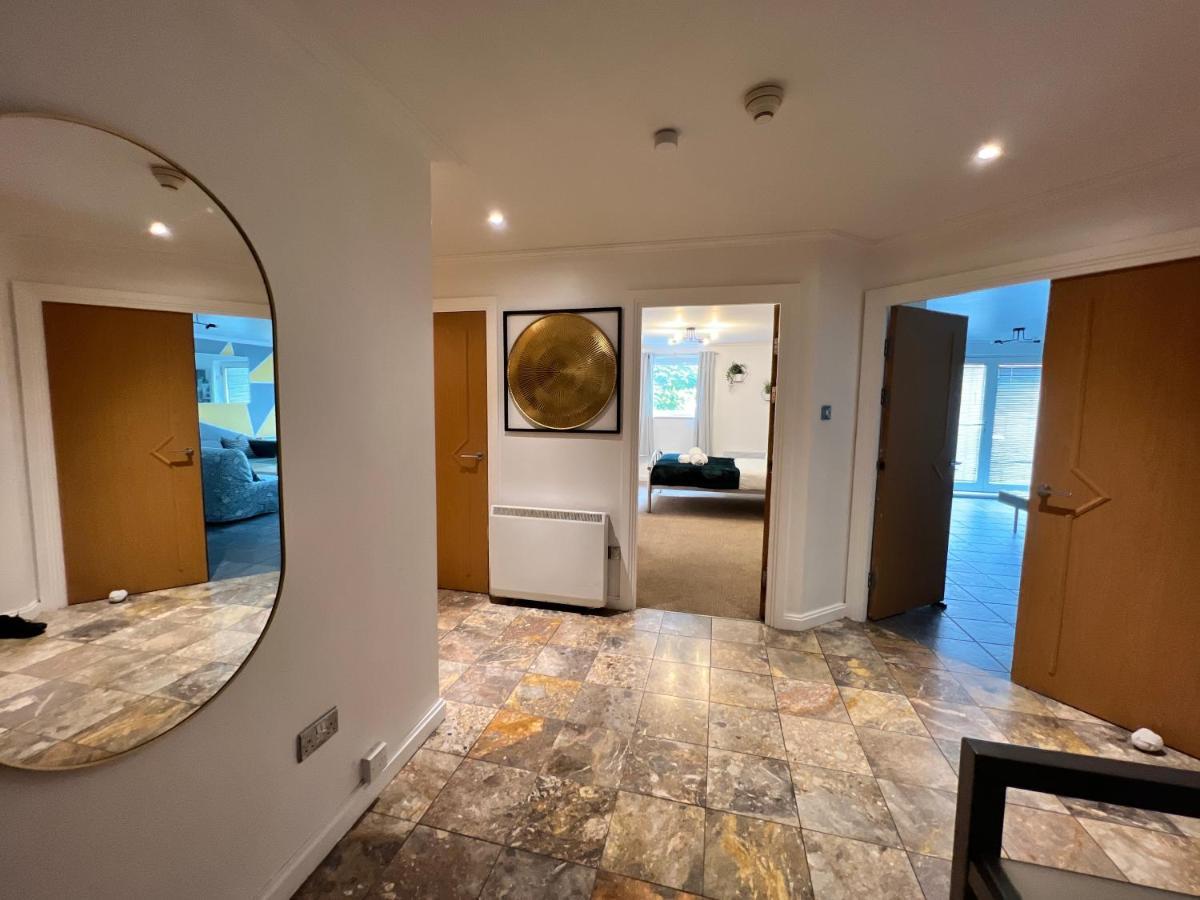 Lush Gated Bay Flat With Fast Wifi & Parking