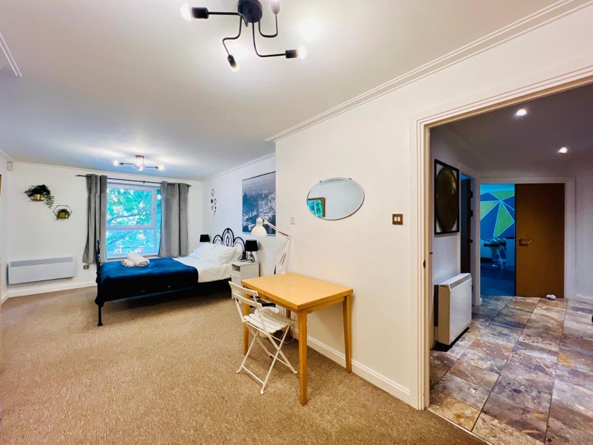 Lush Gated Bay Flat With Fast Wifi & Parking Apartment