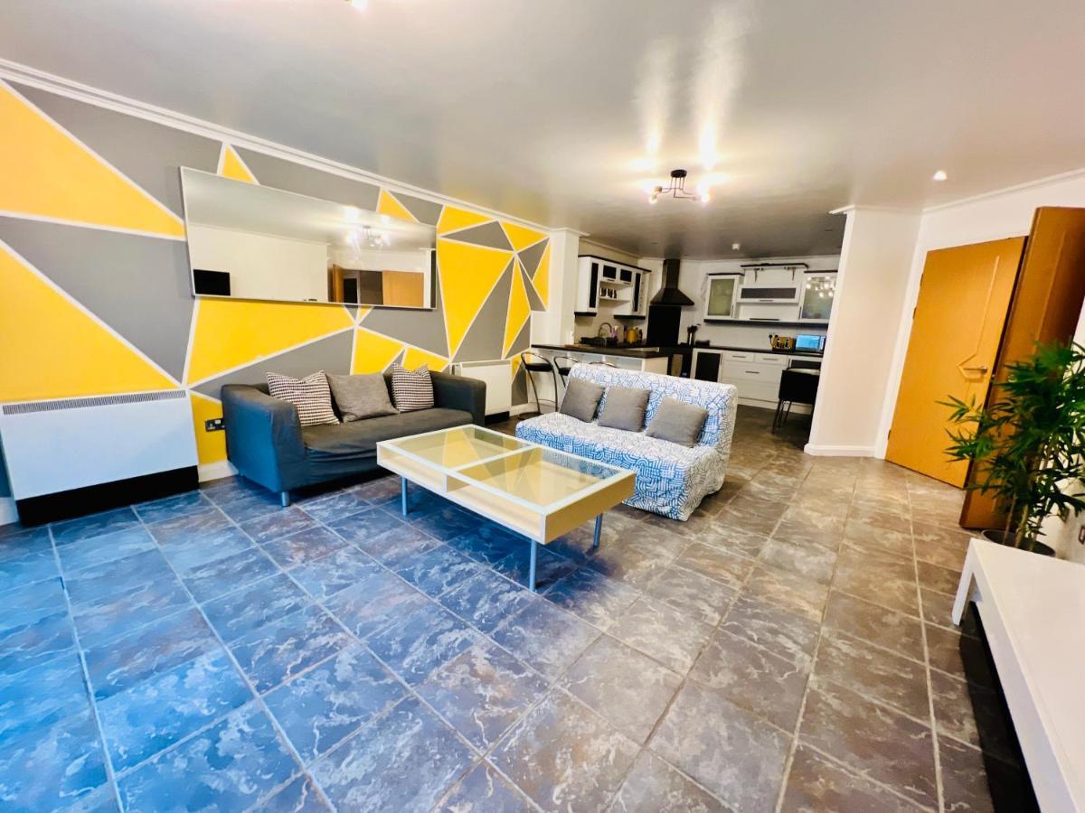 Apartment Lush Gated Bay Flat With Fast Wifi & Parking *