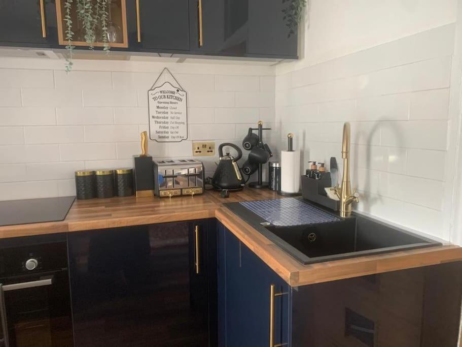 Escape , 10 Mins Walk To The Centre And Principality Stadium Sleeps 5 *