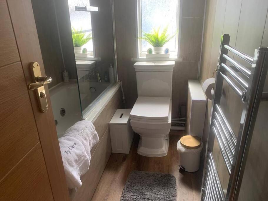 Escape , 10 Mins Walk To The Centre And Principality Stadium Sleeps 5 *