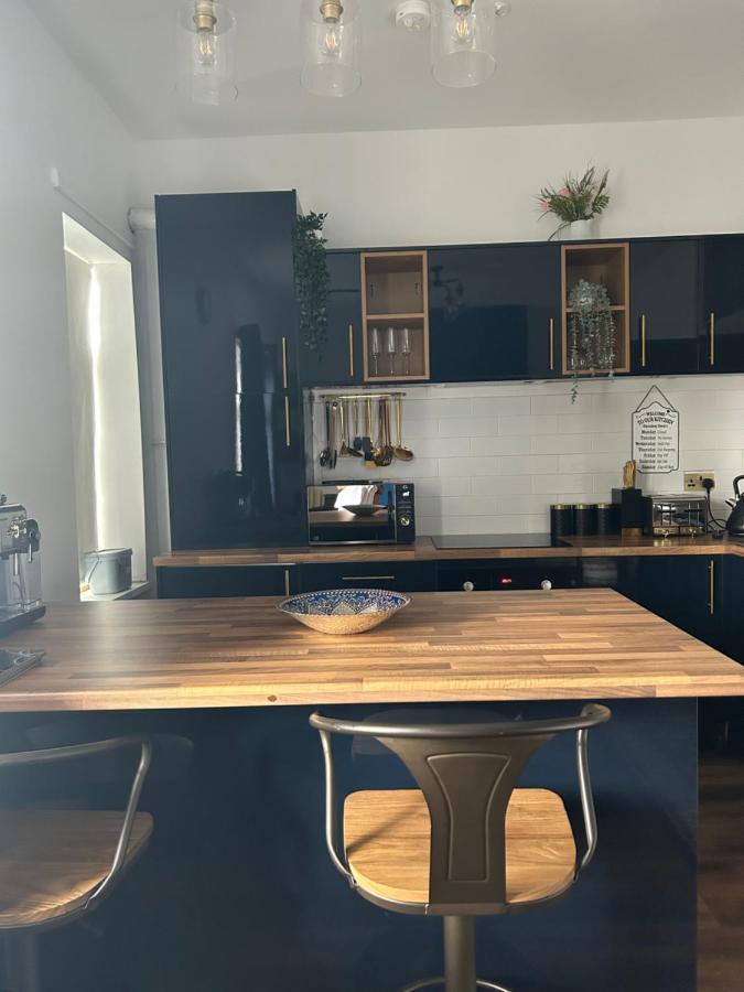 Apartment Escape , 10 Mins Walk To The Centre And Principality Stadium Sleeps 5 *