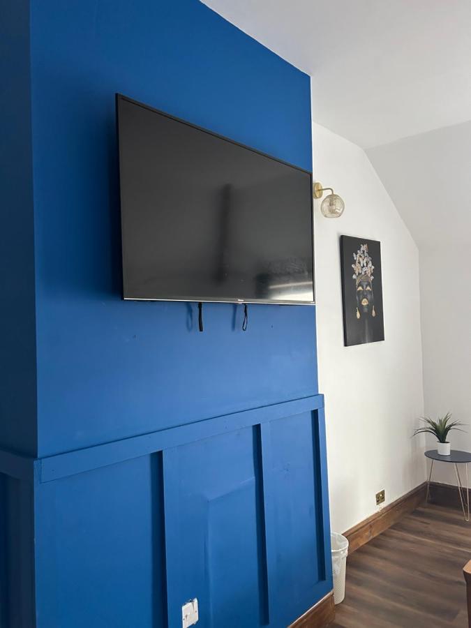 Apartment Escape , 10 Mins Walk To The Centre And Principality Stadium Sleeps 5 *