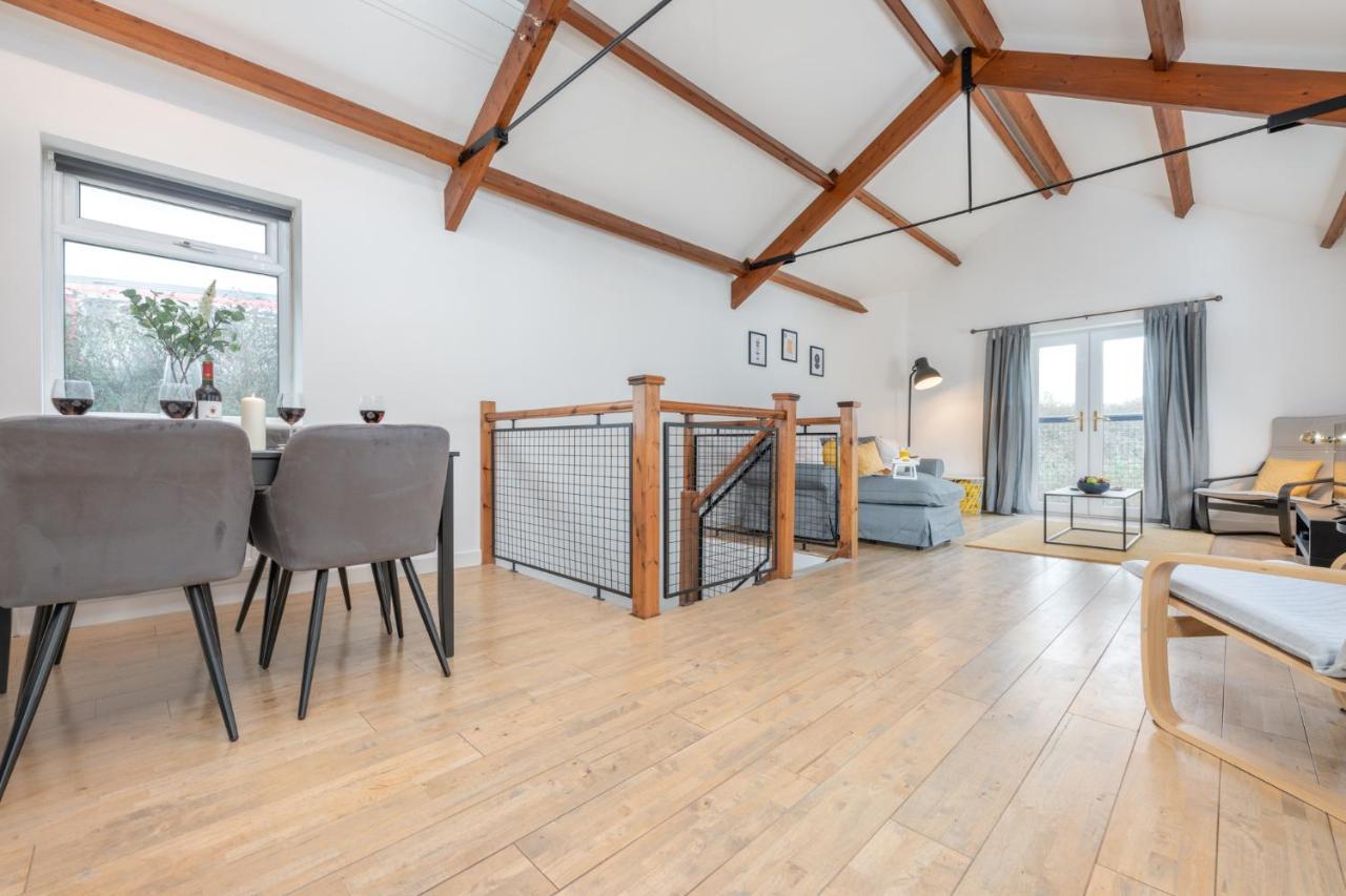 Stayright- 2 Bedroom House, Centrally Located & Close Walk To Centre *