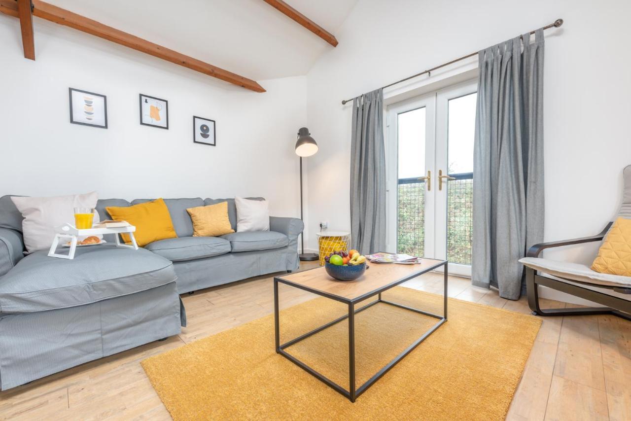 Stayright- 2 Bedroom House, Centrally Located & Close Walk To Centre