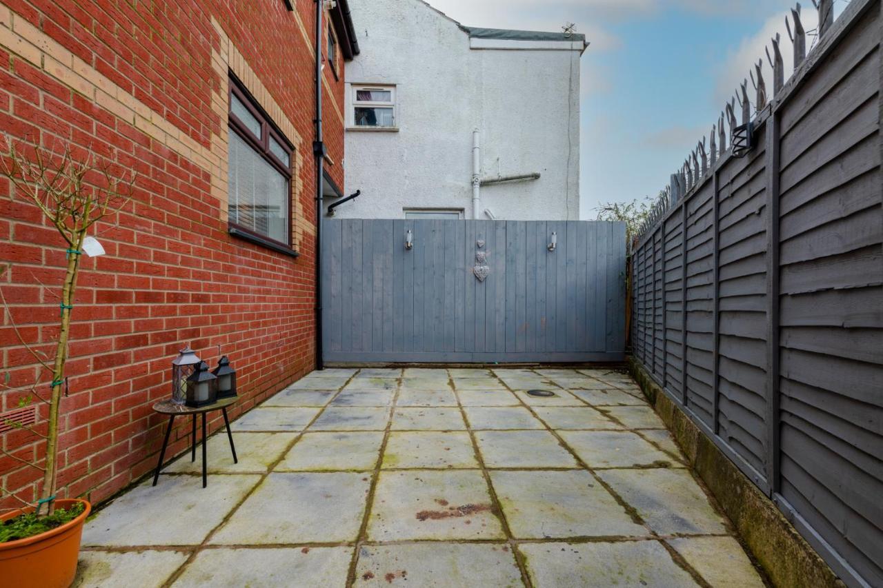 Stayright- 2 Bedroom House, Centrally Located & Close Walk To Centre *