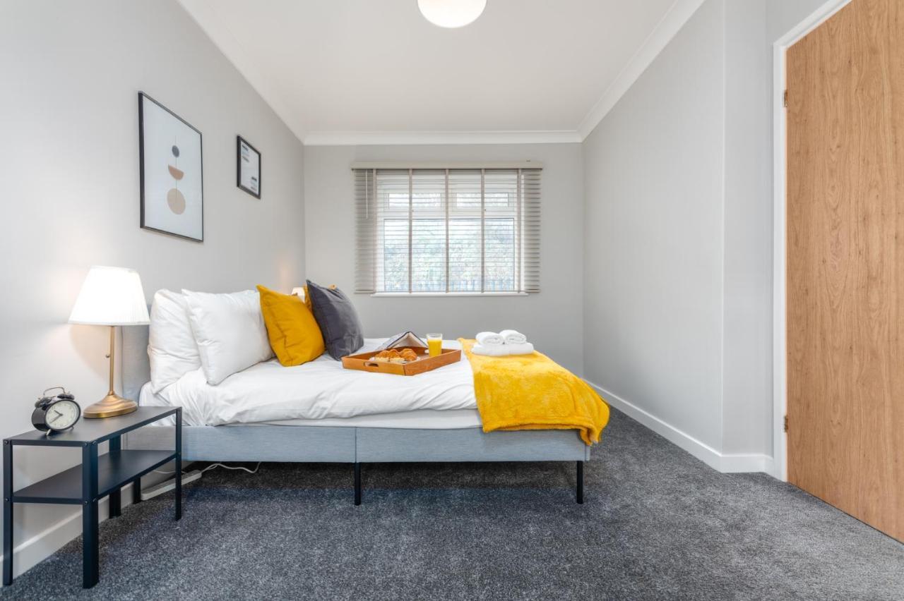 Stayright- 2 Bedroom House, Centrally Located & Close Walk To Centre