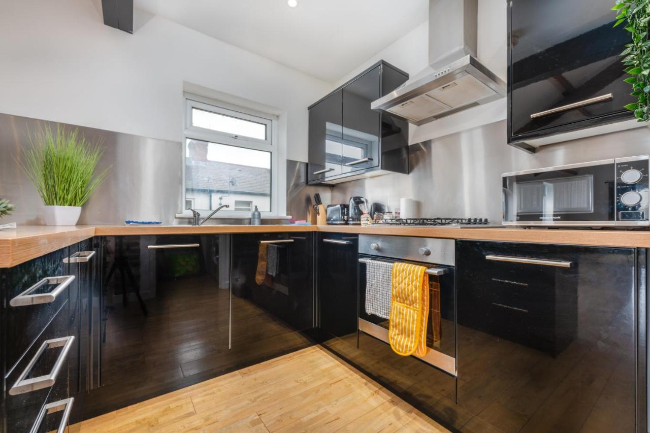 Stayright- 2 Bedroom House, Centrally Located & Close Walk To Centre Apartment *