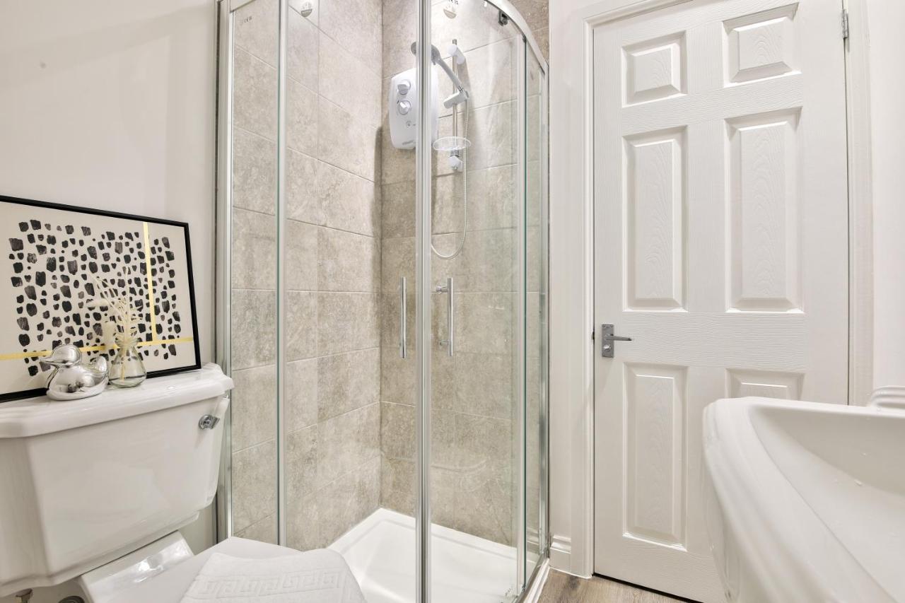 Stayright Spacious With Private Parking- 15-minute Stroll To Town Centre Apartment