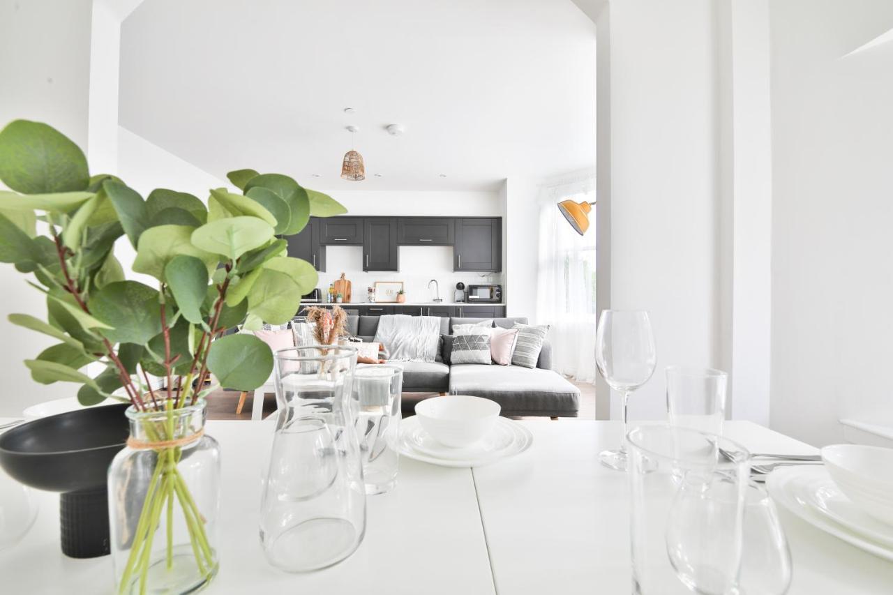 Stayright Spacious With Private Parking- 15-minute Stroll To Town Centre Apartment *