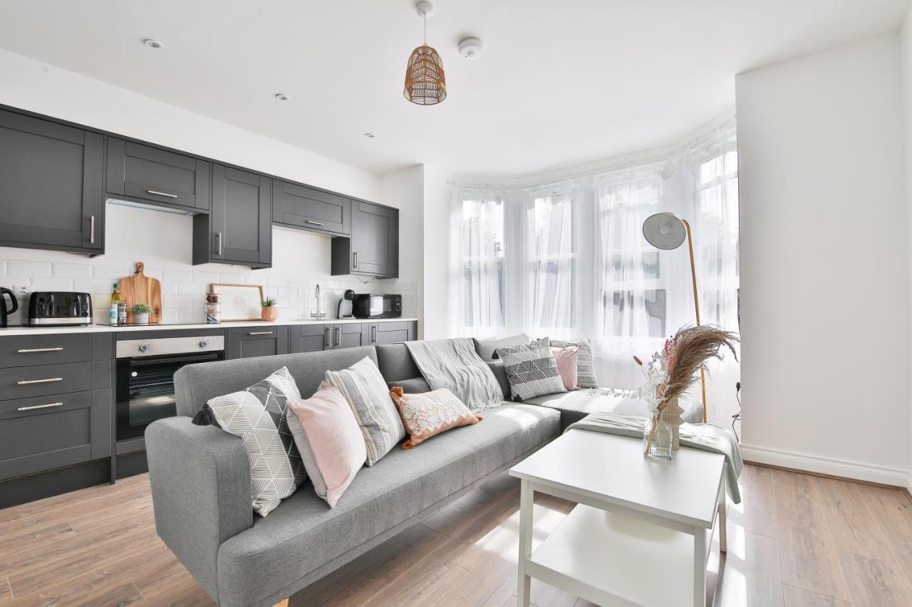 Stayright Spacious With Private Parking- 15-minute Stroll To Town Centre Apartment
