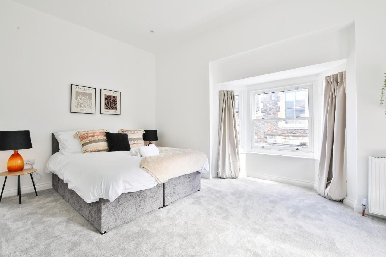 Stayright Spacious With Private Parking- 15-minute Stroll To Town Centre Apartment