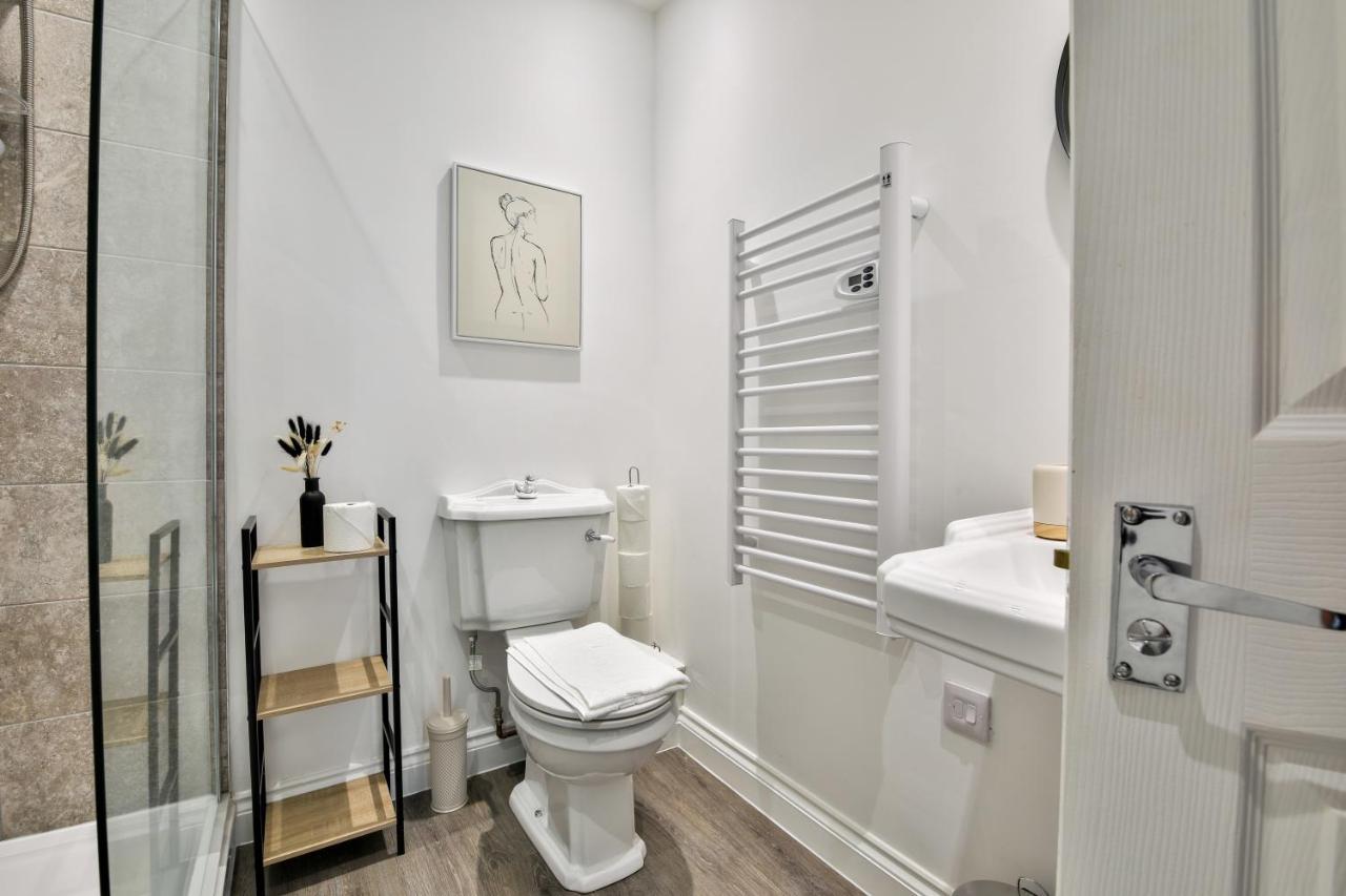 Stayright Spacious With Private Parking- 15-minute Stroll To Town Centre