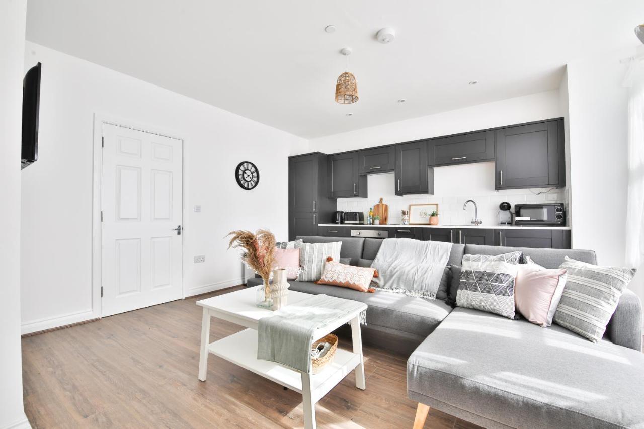 Stayright Spacious With Private Parking- 15-minute Stroll To Town Centre