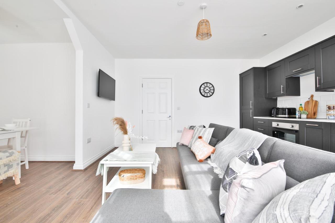 Apartment Stayright Spacious With Private Parking- 15-minute Stroll To Town Centre
