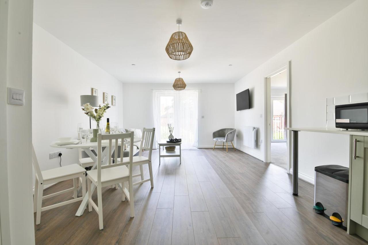 Stayright Spacious With Private Parking- 15-minute Stroll To Town Centre Apartment