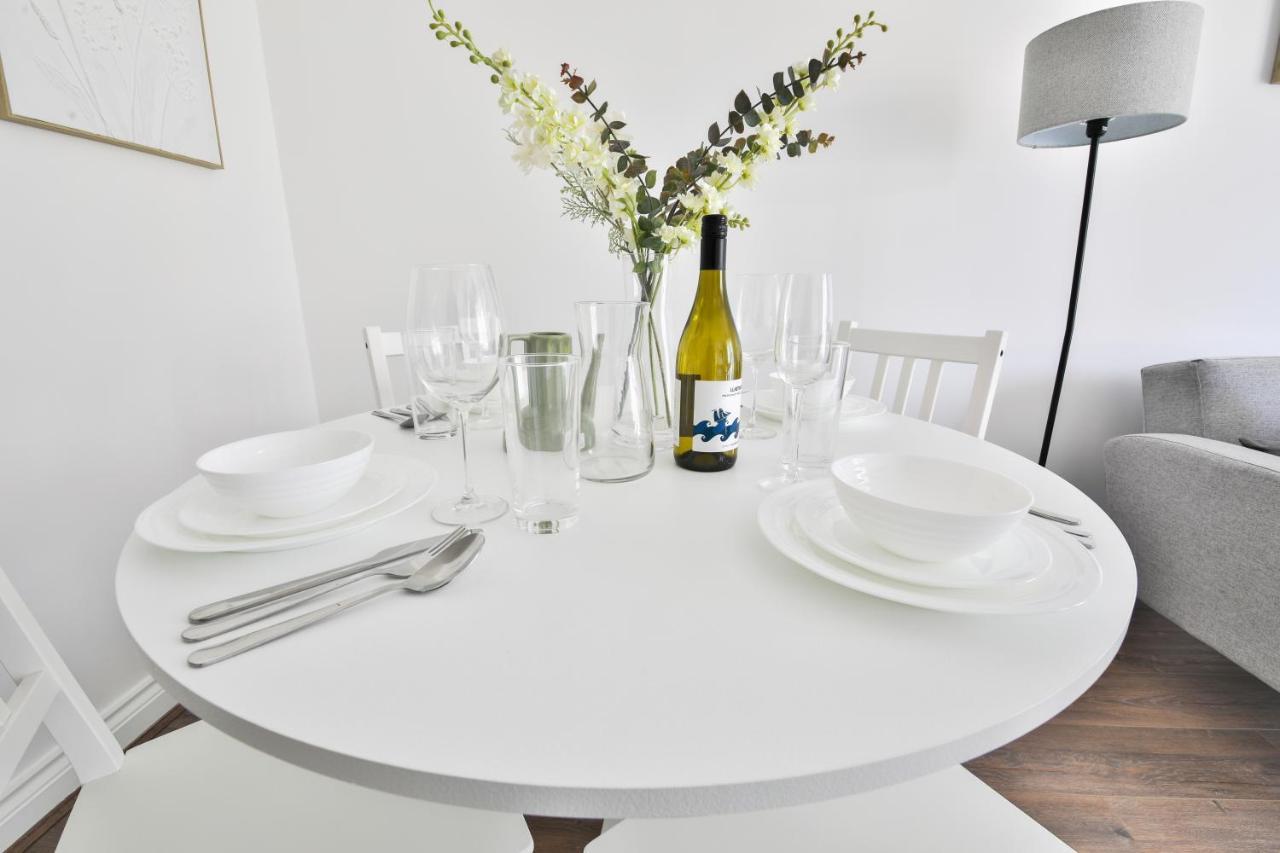 Stayright Spacious With Private Parking- 15-minute Stroll To Town Centre *
