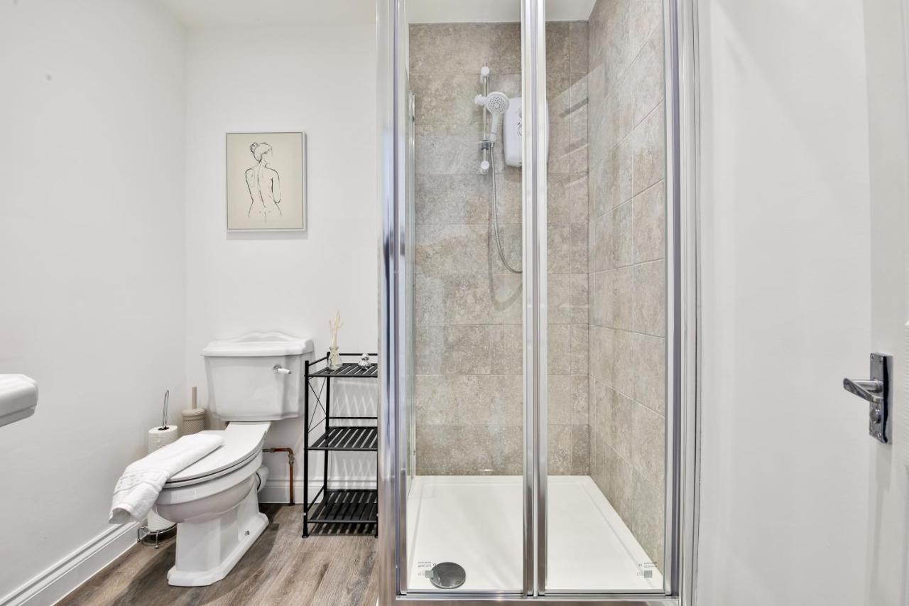 Stayright Spacious With Private Parking- 15-minute Stroll To Town Centre Apartment