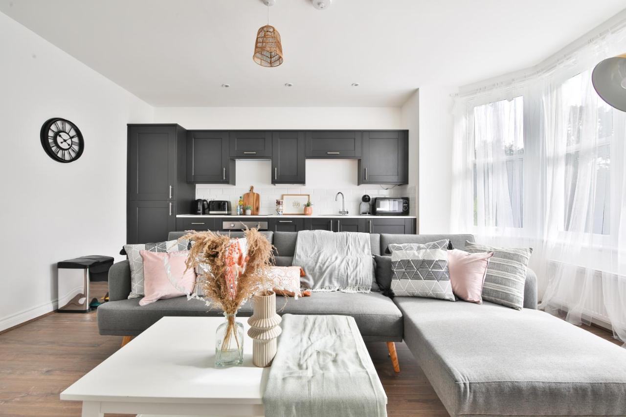 Apartment Stayright Spacious With Private Parking- 15-minute Stroll To Town Centre