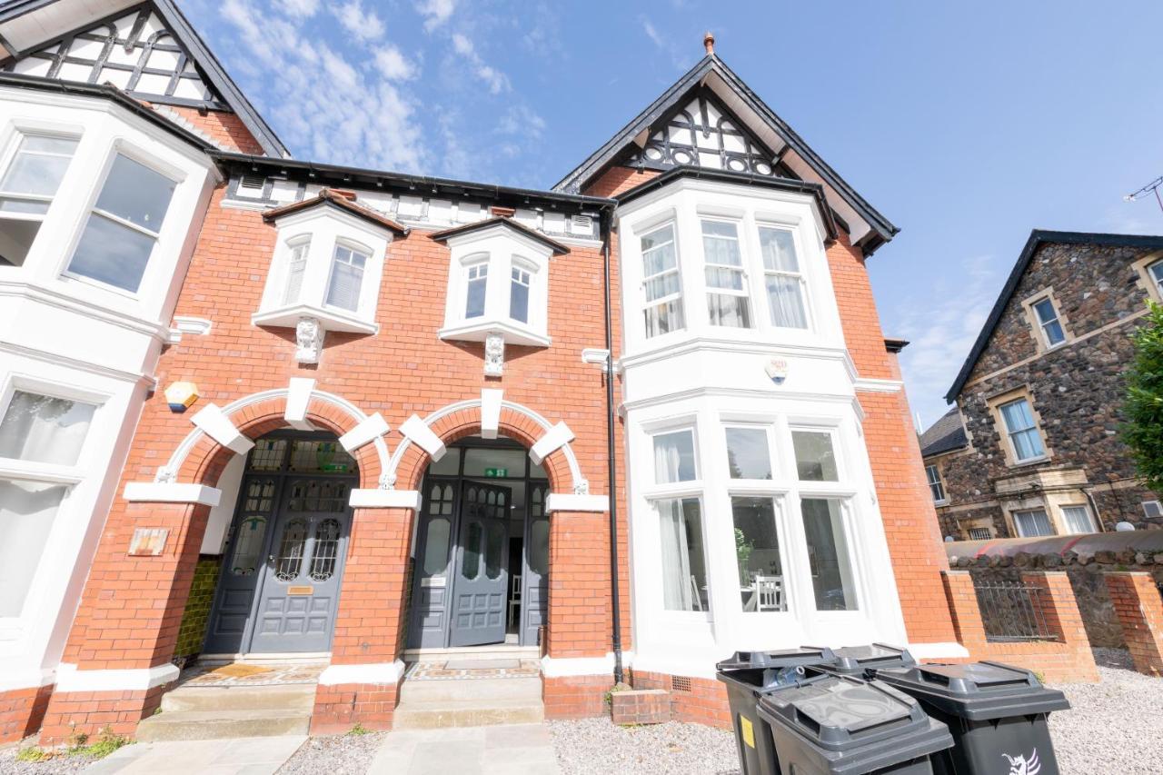 Stayright Spacious With Private Parking- 15-minute Stroll To Town Centre Apartment
