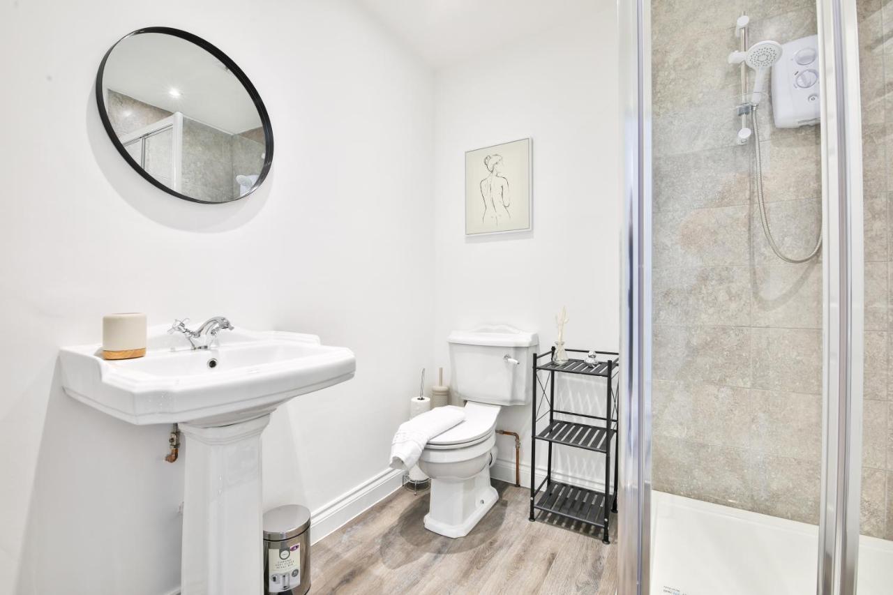 Stayright Spacious With Private Parking- 15-minute Stroll To Town Centre *