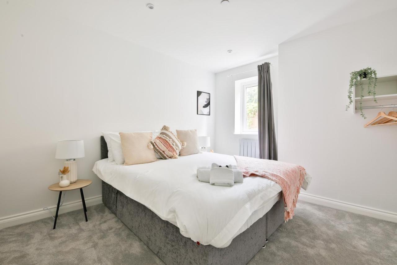 Stayright Spacious With Private Parking- 15-minute Stroll To Town Centre *