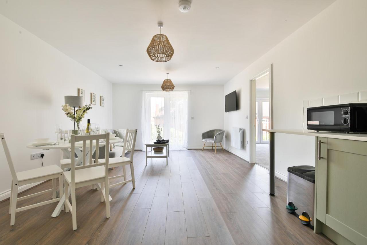Stayright Spacious With Private Parking- 15-minute Stroll To Town Centre Apartment