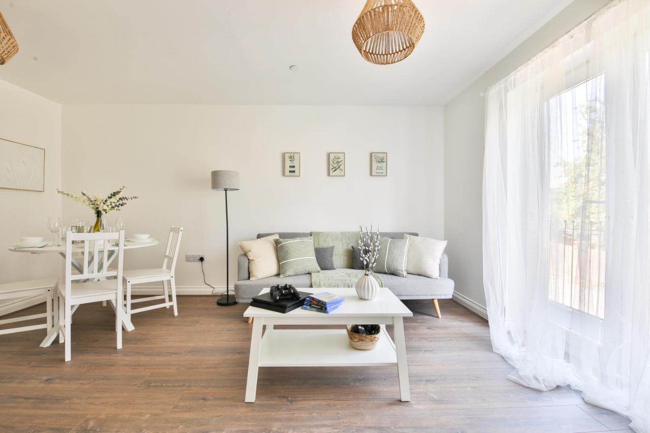 Stayright Spacious With Private Parking- 15-minute Stroll To Town Centre