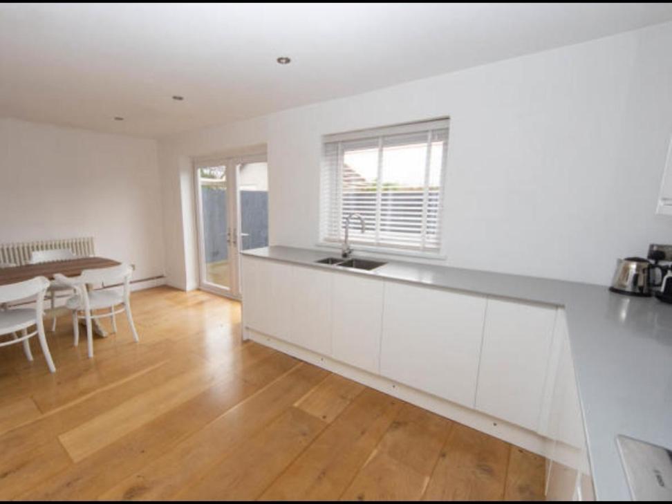 Sunny In Modern House Homestay Cardiff