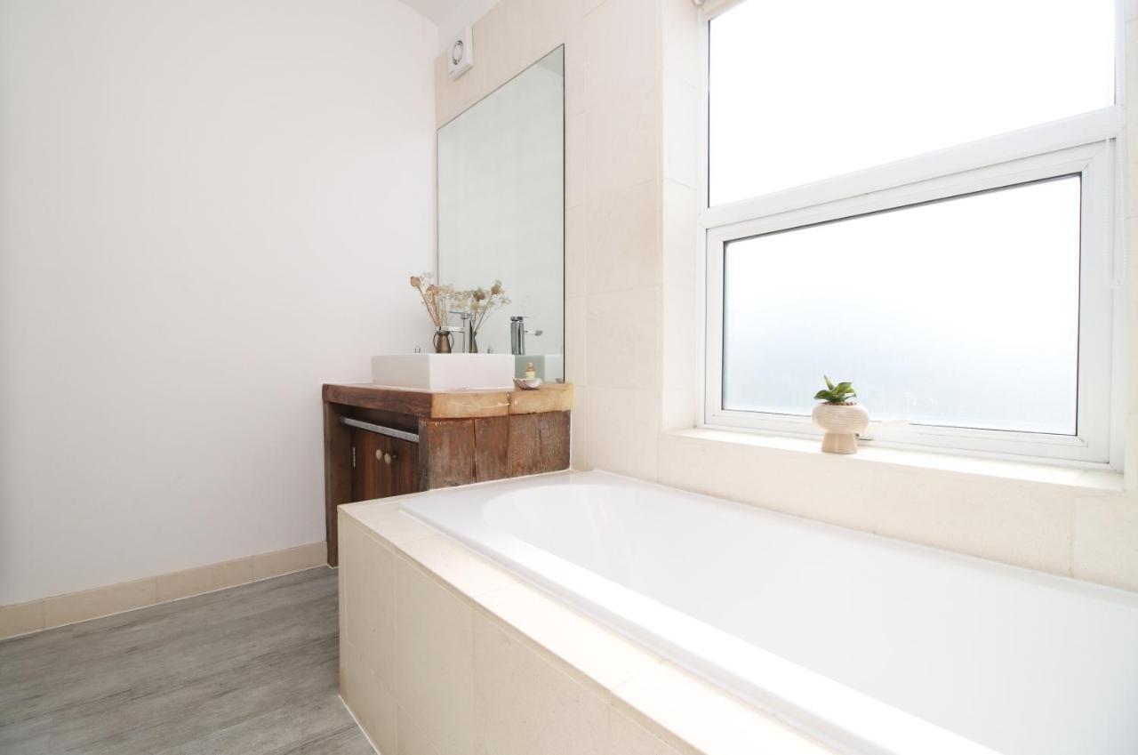 Holiday home - 3 Bedroom - Free Parking - Walk To Shopping Town Centre And Castle Cardiff