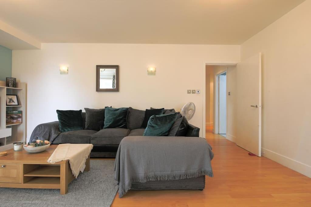 2 Bed Spacious In Cc Cardiff