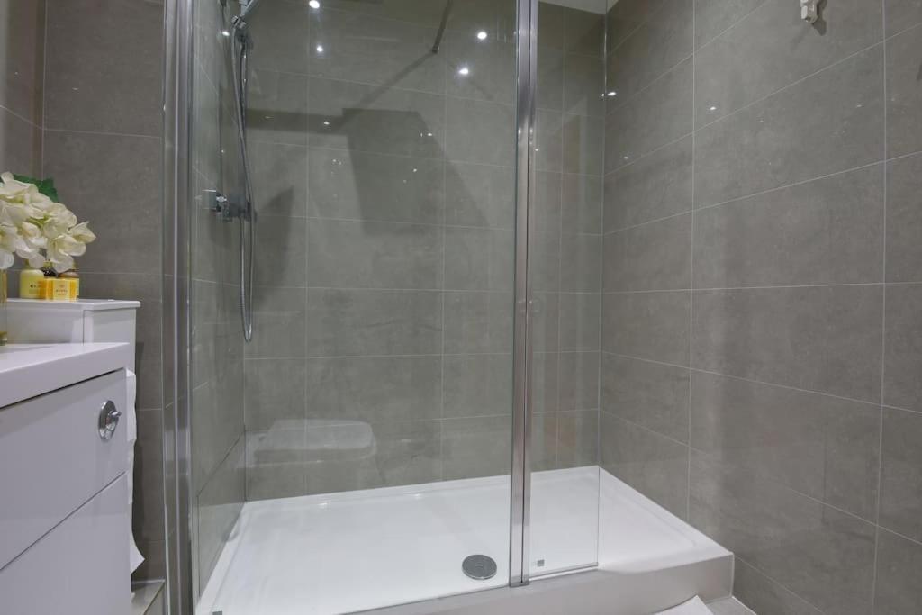 2 Bed Spacious In Cc Apartment