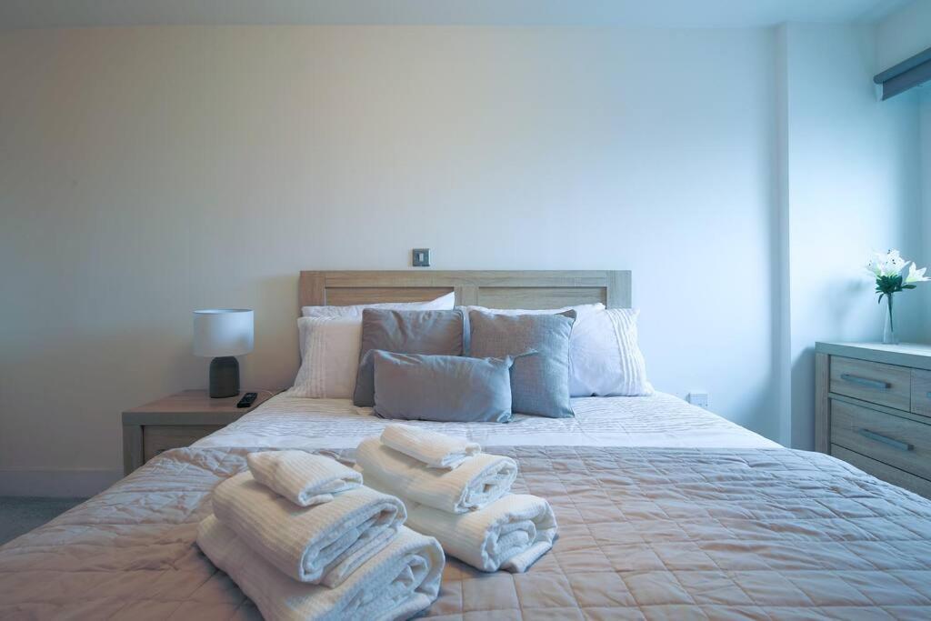 2 Bed Spacious In Cc Apartment *