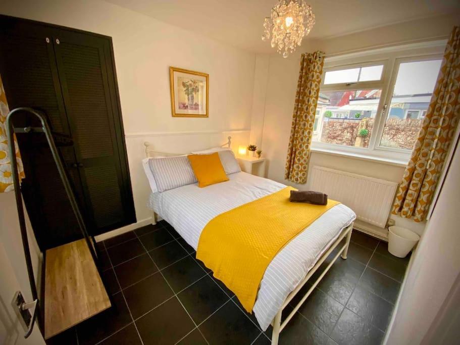 Brickworks - 2 Bedrooms, 15 Mins Walk To The Centre, With Garden Apartment *