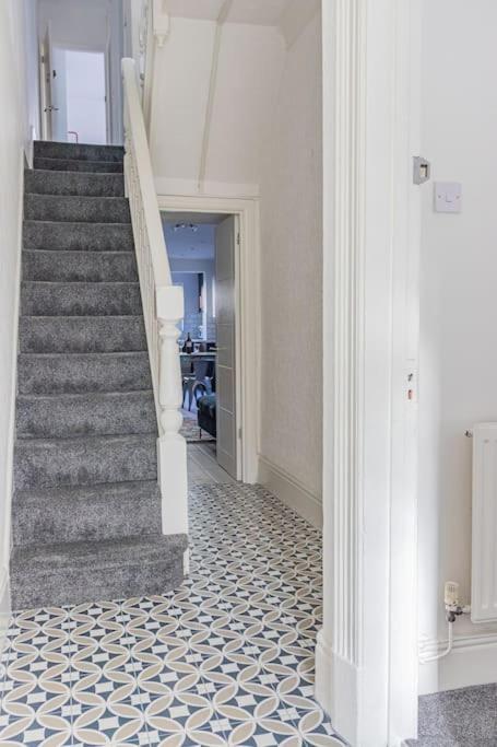 New Stylish 5bd, 5min From Town