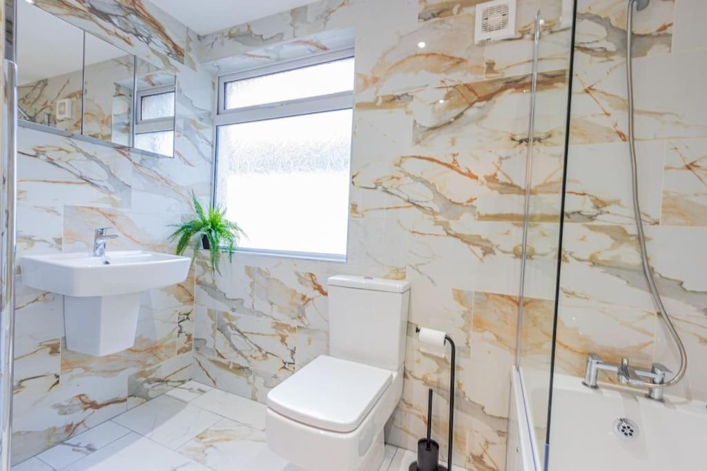 Holiday home New Stylish 5bd, 5min From Town