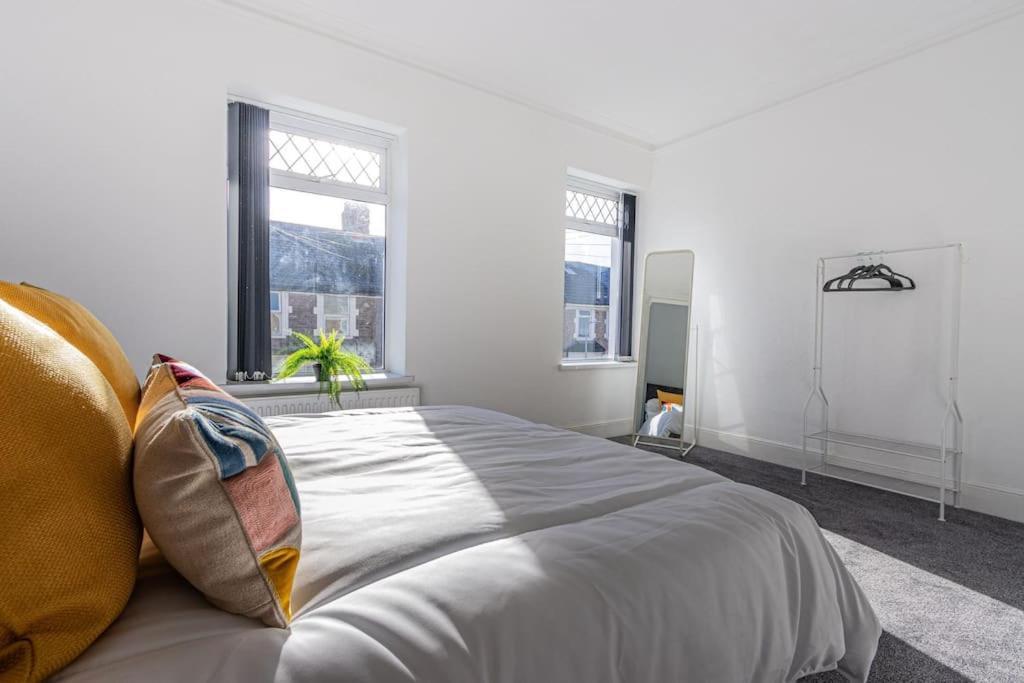 New Stylish 5bd, 5min From Town Holiday home