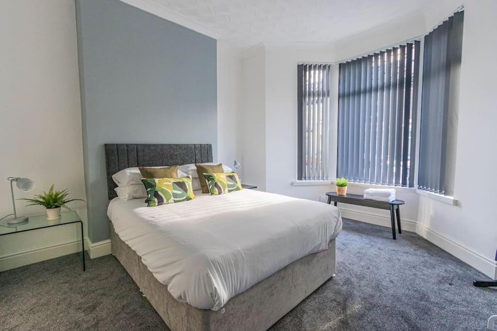 New Stylish 5bd, 5min From Town Holiday home