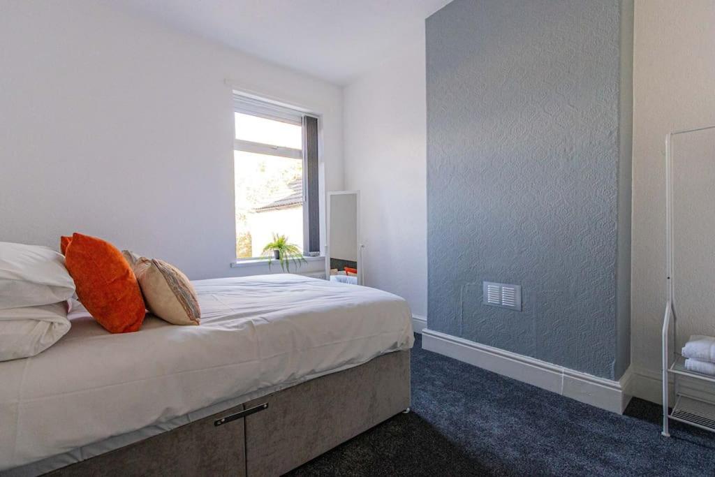 New Stylish 5bd, 5min From Town Holiday home Cardiff