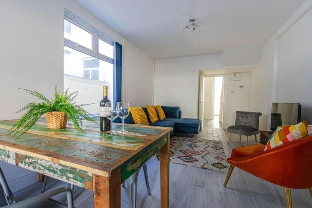 New Stylish 5bd, 5min From Town Holiday home *