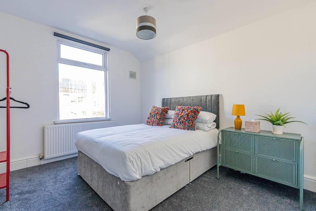 New Stylish 5bd, 5min From Town Holiday home *