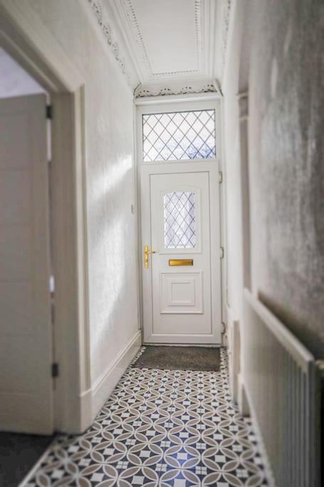 New Stylish 5bd, 5min From Town Holiday home