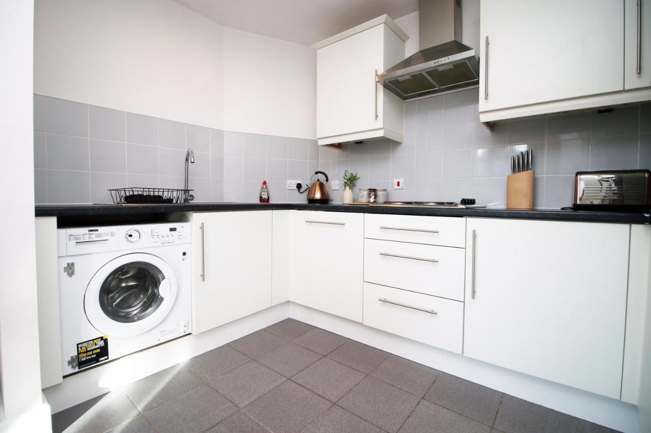 Stylish 2 Bed Flat In Heart Of Centre Apartment *