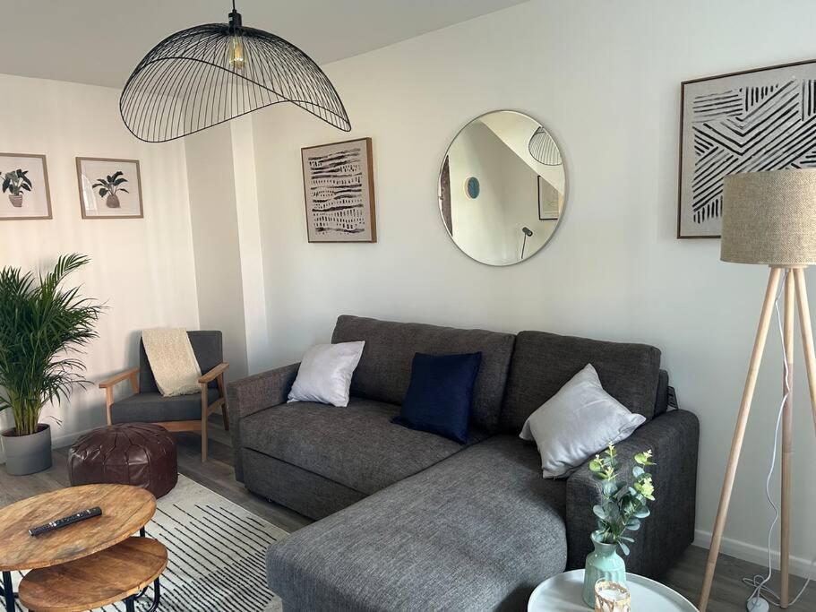 Charming Home, Walking Distance To Bay And Centre With Parking Apartment *