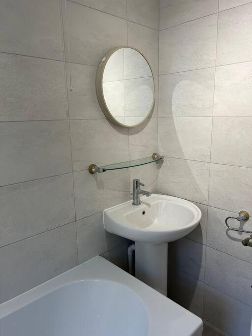Apartment Charming Home, Walking Distance To Bay And Centre With Parking *