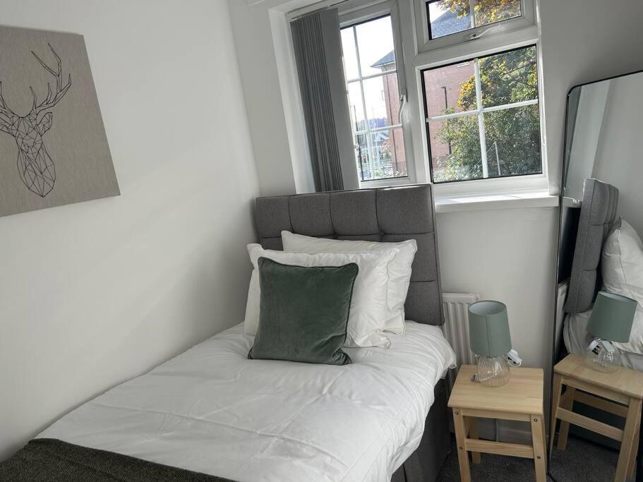 Apartment Charming Home, Walking Distance To Bay And Centre With Parking *