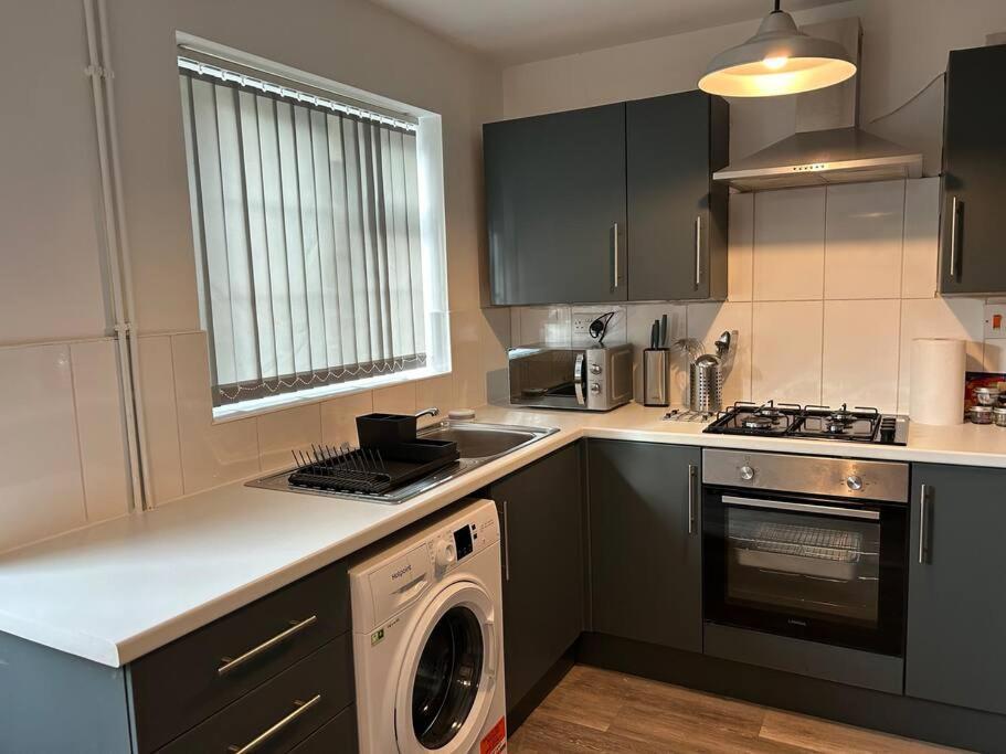 Charming Home, Walking Distance To Bay And Centre With Parking Apartment