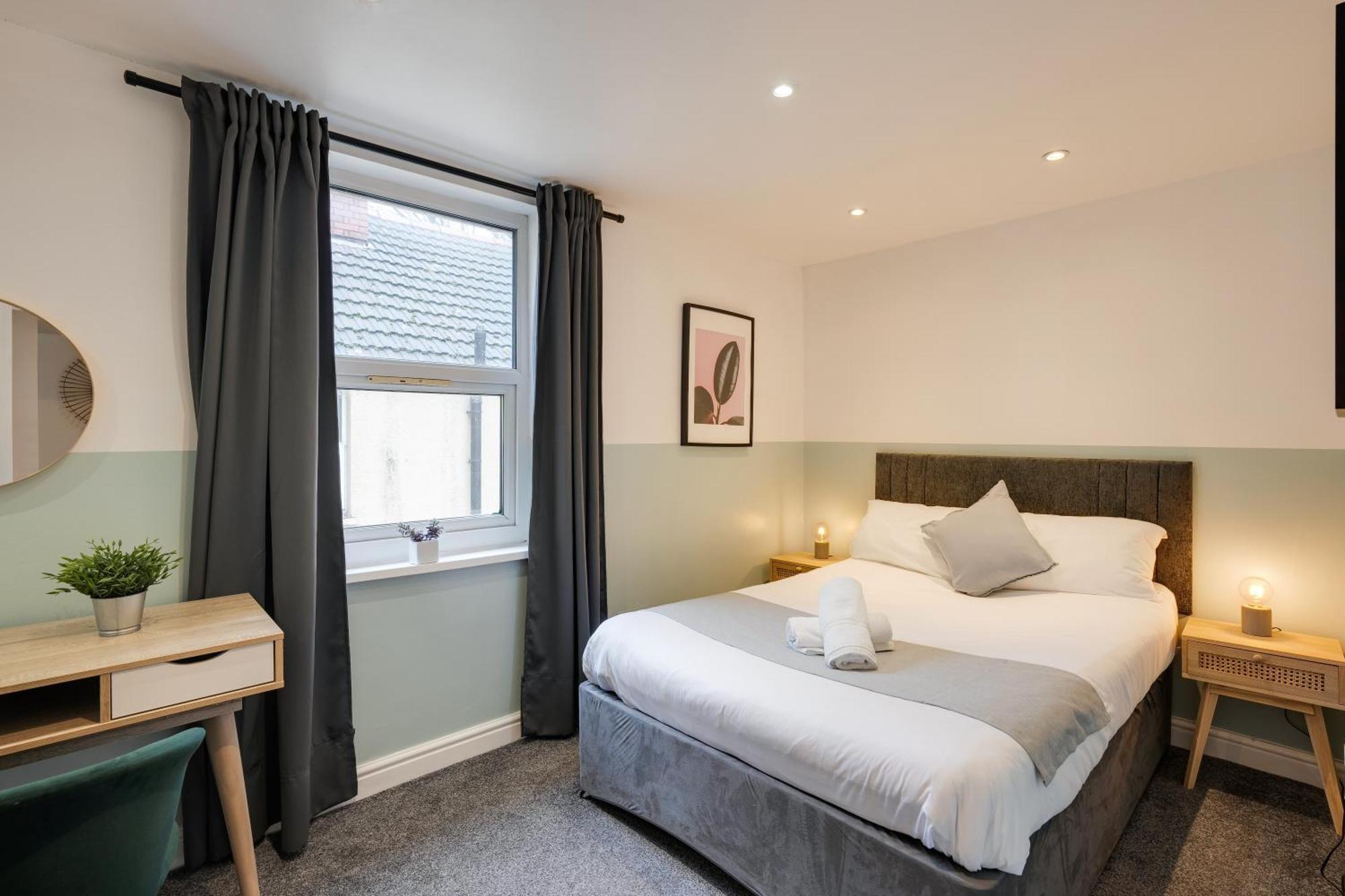 4 Person Modern Nr Centre *
