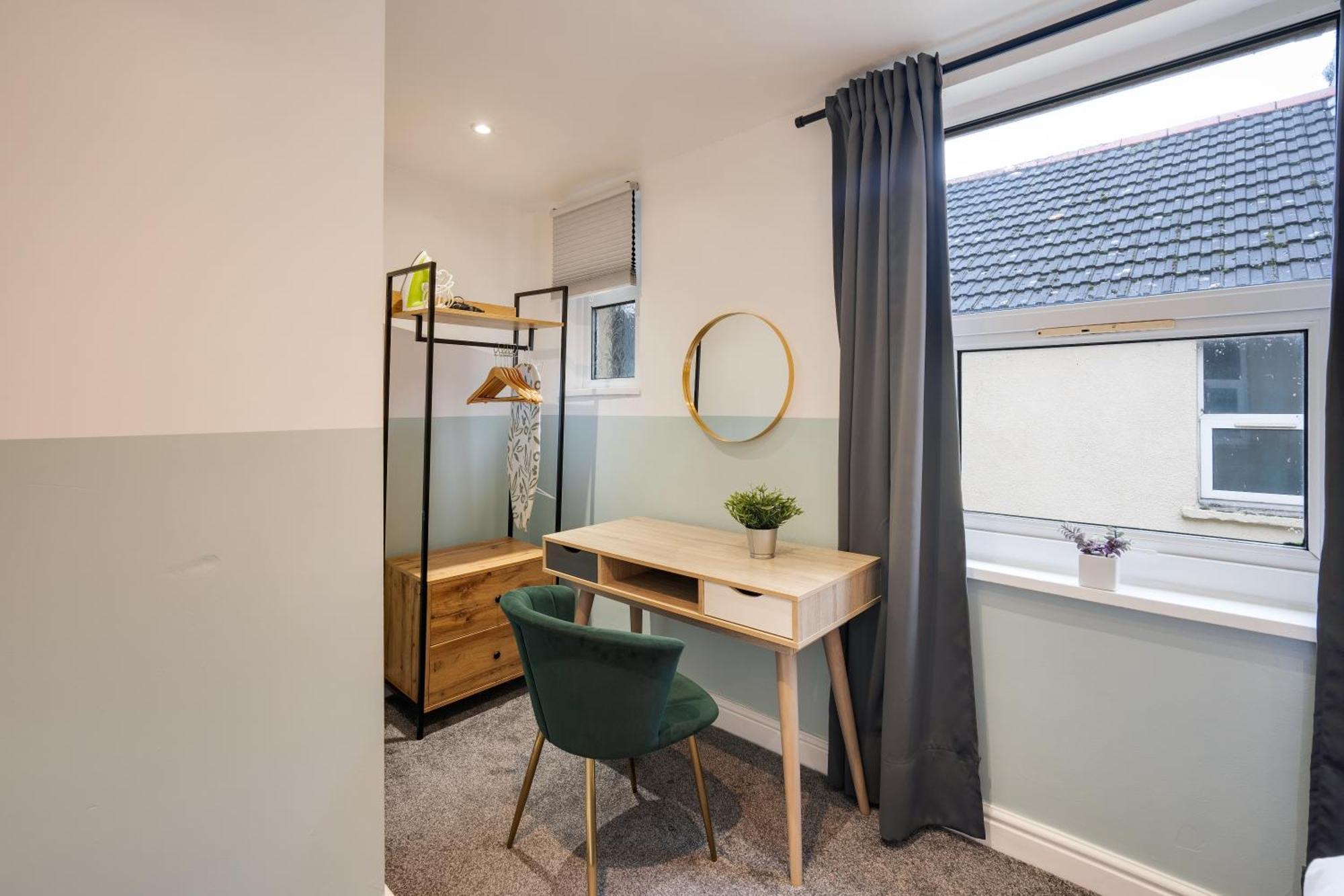 4 Person Modern Nr Centre Apartment